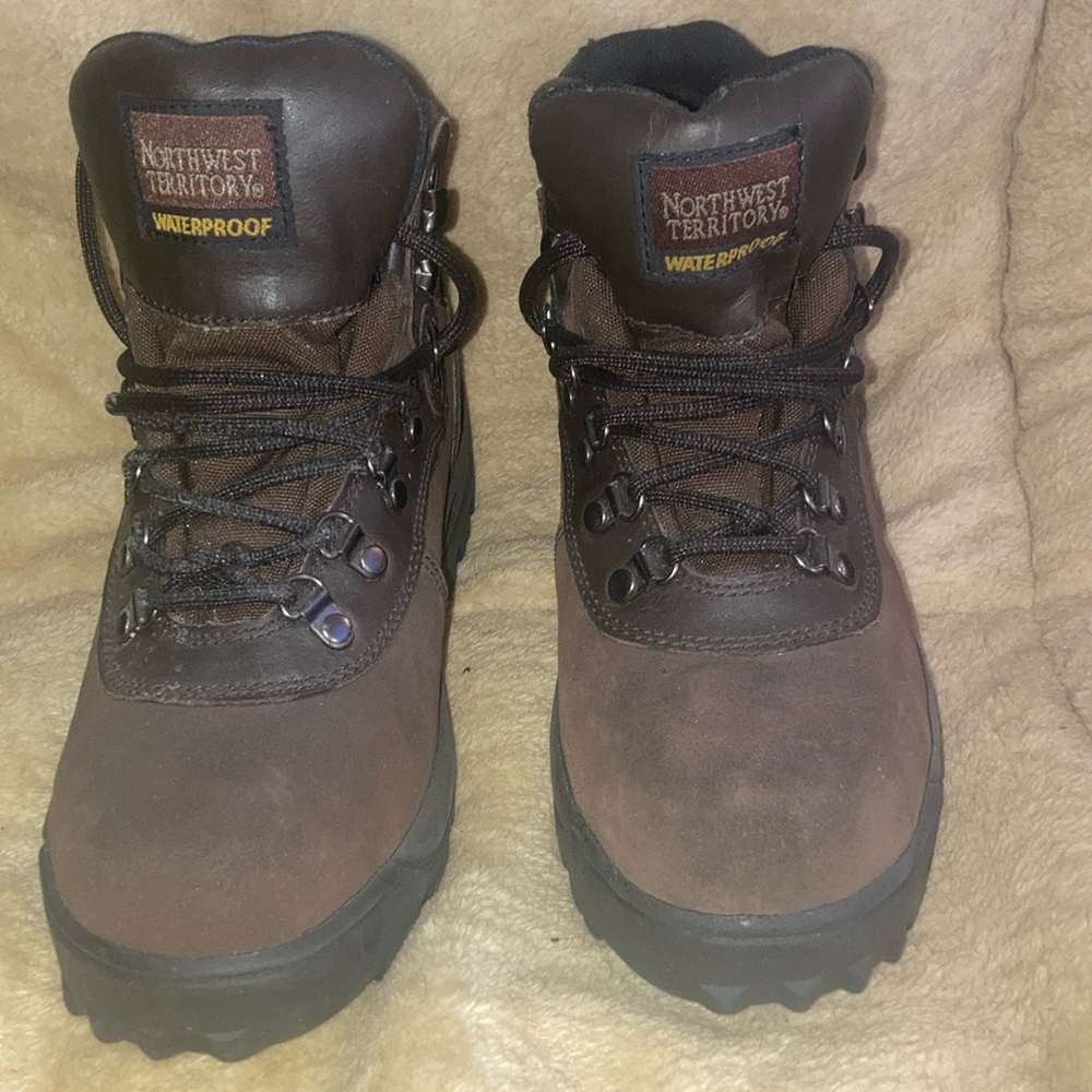 New Men’s Size 9 1/2 Northwest Territory Waterproof Boots. Brown/Black